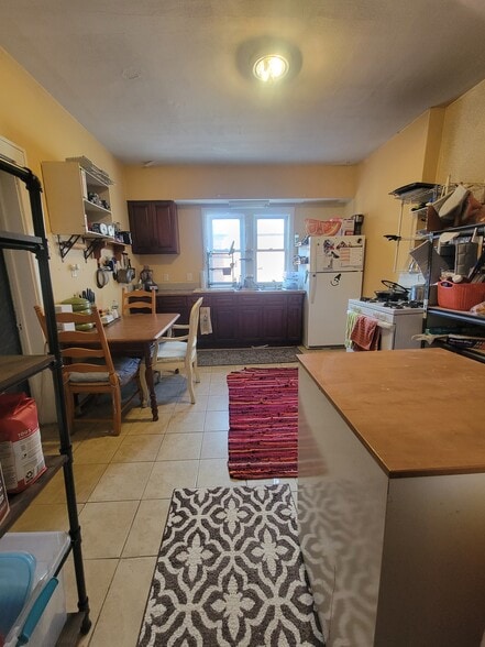 Shared Kitchen space - 107 Bassett St