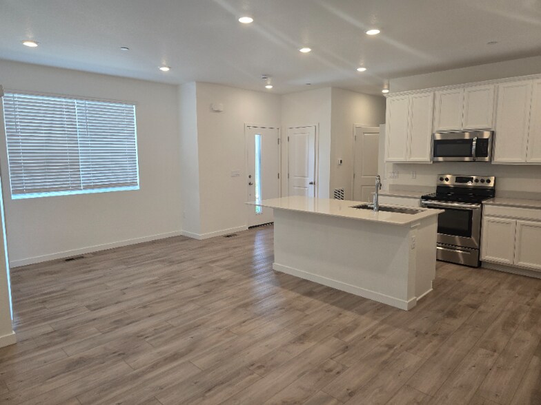 Building Photo - 4362 Timnath Pkwy