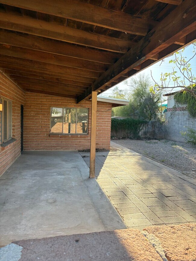 Building Photo - Beautifully Renovated 2 Bedroom -A/C- Fenced Yard