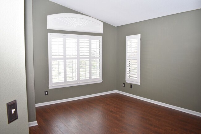 Building Photo - 3 bd 2.5 ba, Condo With Community Pool (Chula Vista, 91910)