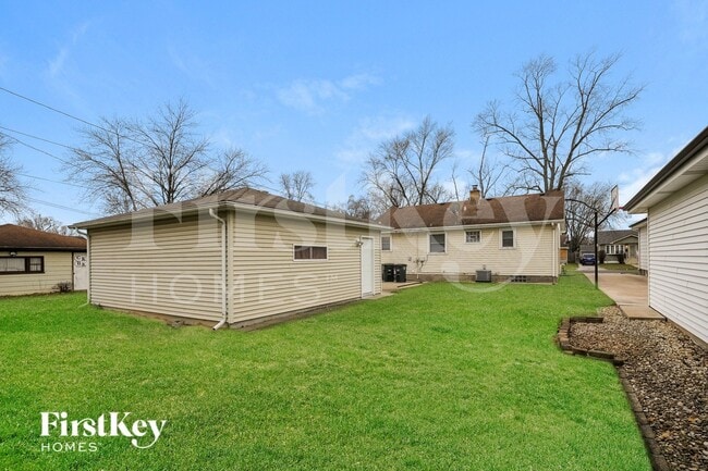 Building Photo - 18523 Oak Ave