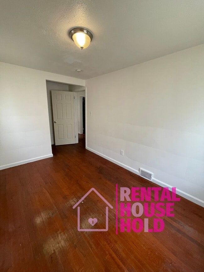 Building Photo - ~ 3 BEDROOM | 1 BATH | FREE PRE SCREEN