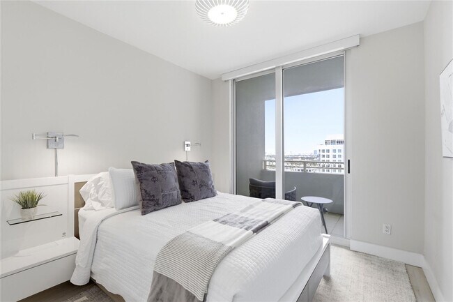 Building Photo - 511 SE 5 Ave