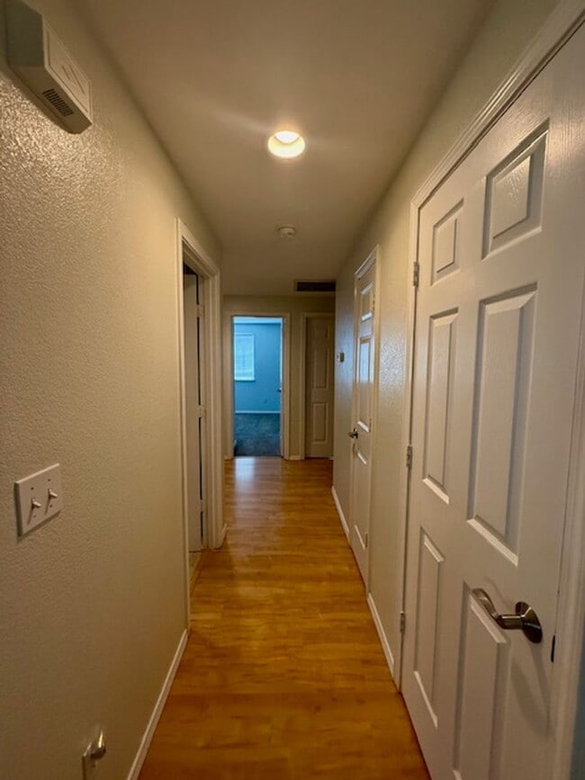 Building Photo - Lovely 3 Bedroom Single Level home with St...
