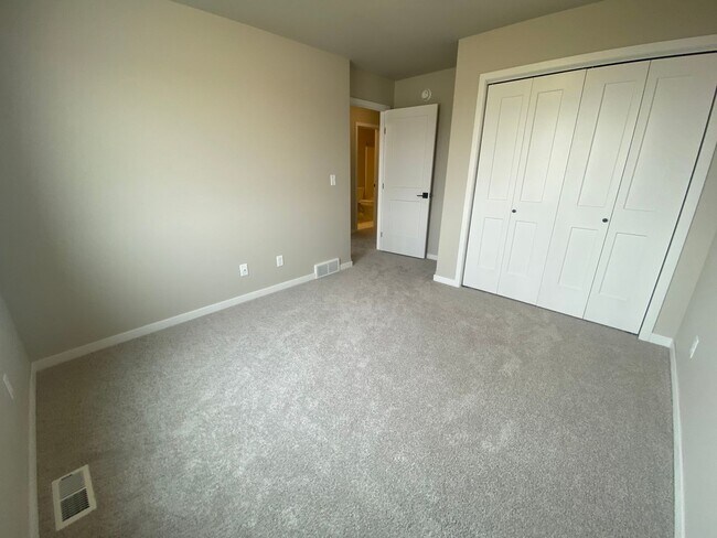 Building Photo - 2232 Griffin Dr S