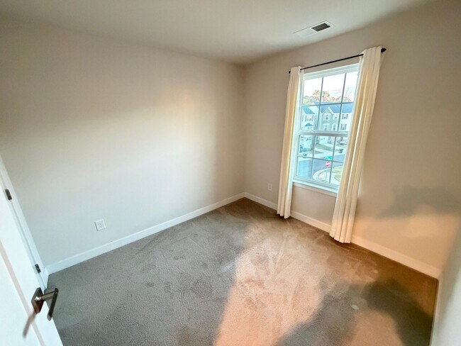 Building Photo - Like-New 4 Bedroom Townhouse