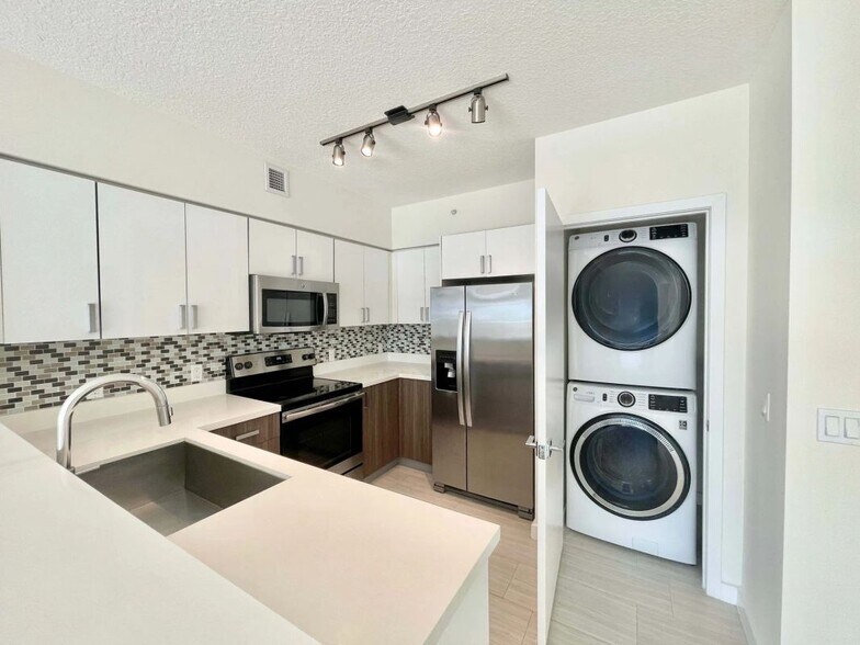 Building Photo - 551 NE 39th St