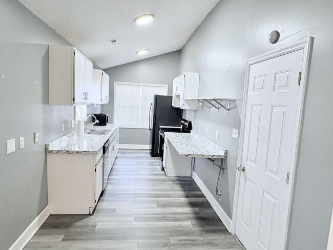Building Photo - 418 Eucalyptus Ln