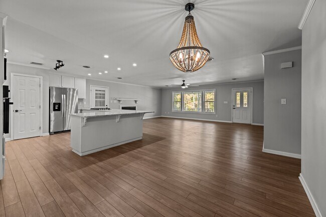 Building Photo - 105 3rd St