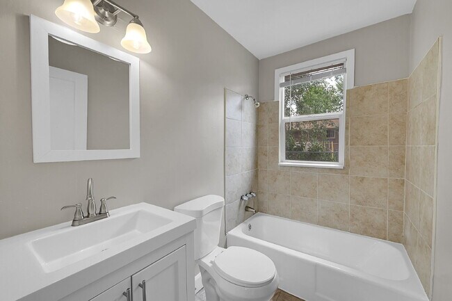 Building Photo - $1,150 - 2 Bed, 1 Bath Updated Unit in She...