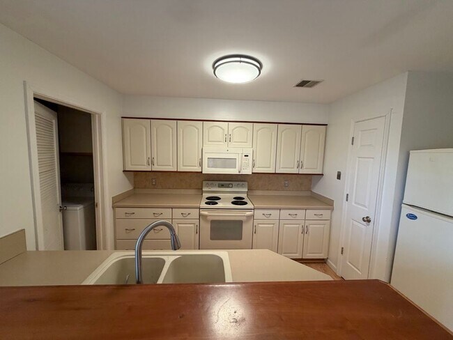 Building Photo - Great ‘Seven Oaks’ Condo