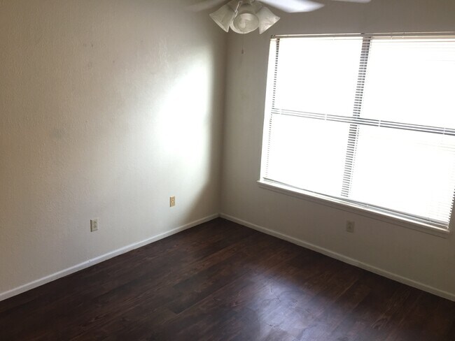 Building Photo - 9807 Memphis Ave