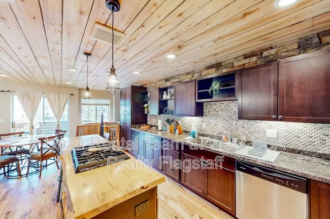 Building Photo - 1105 W Overland Pass Dr