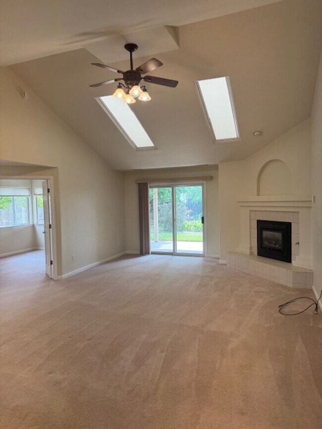 Building Photo - Home in Country Heights with Landscaping i...