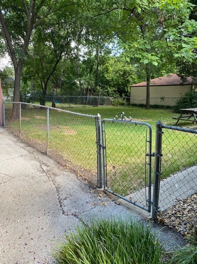 Building Photo - One bedroom duplex in Central Denton