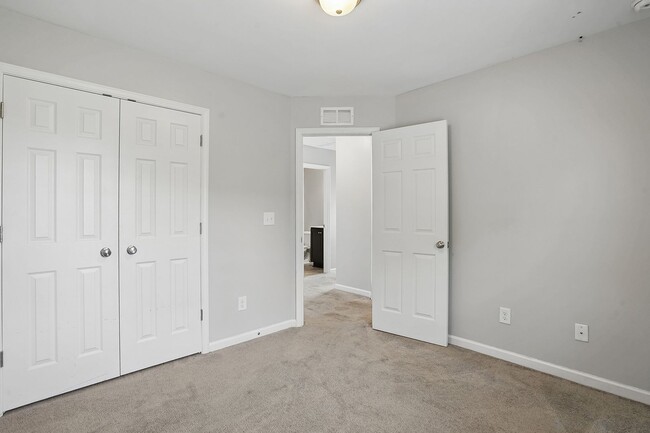 Building Photo - AVAILABLE-GREAT HOME IN THE HEART OF RALEI...