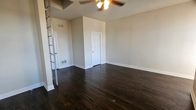 Building Photo - 939 W Armitage Ave