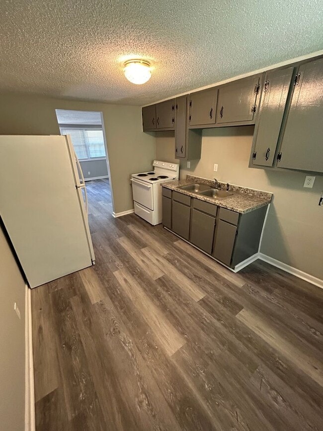 Building Photo - Carrollton City Apartment!