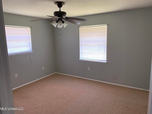 Building Photo - 2504 Middlecoff Dr