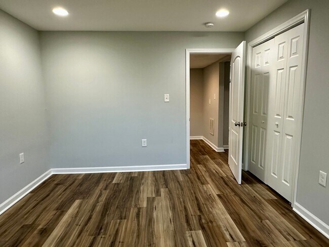 Building Photo - 5 Bedrooms 3 Bathrooms! Parking! Pets Welc...