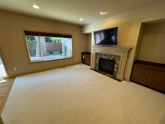 Building Photo - 4Bd/2.5Ba Bellevue Home