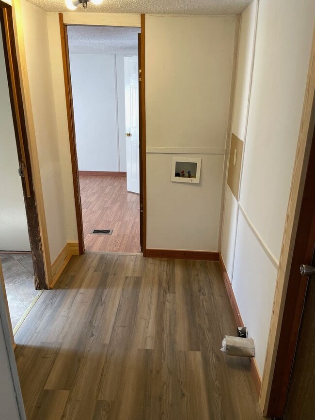 Building Photo - 3 bed, 2 bath, mobile home $800 month, $80...