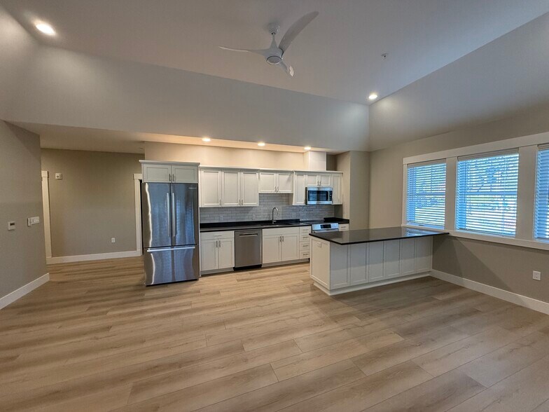 Kitchen/Living room - 16500 Boones Ferry Rd