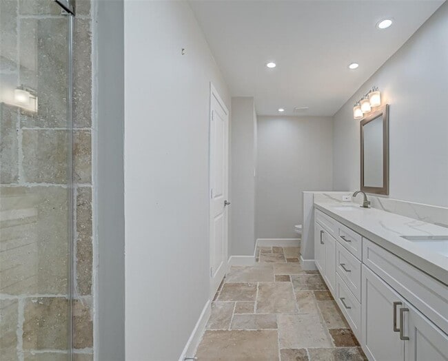 Building Photo - 915 Daria Dr