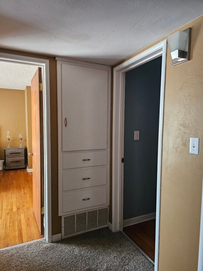 Building Photo - Cute partially furnished apartment with sm...