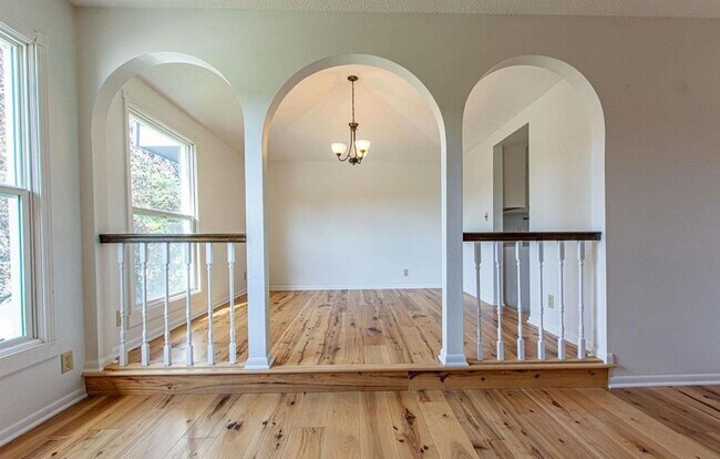 Building Photo - WELCOME HOME!