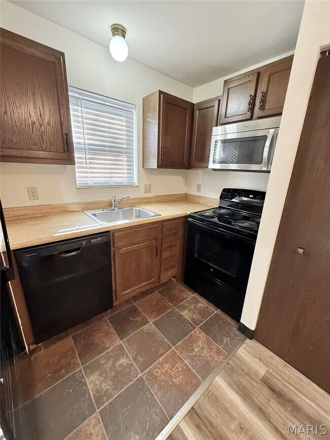Building Photo - 145 Ashley Dr