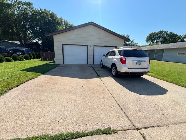 Building Photo - 2 Bed/1 Bath Duplex with Garage and Unfinished Basement!