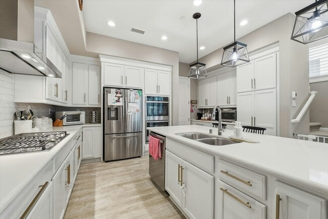 Building Photo - 155 Spectacle