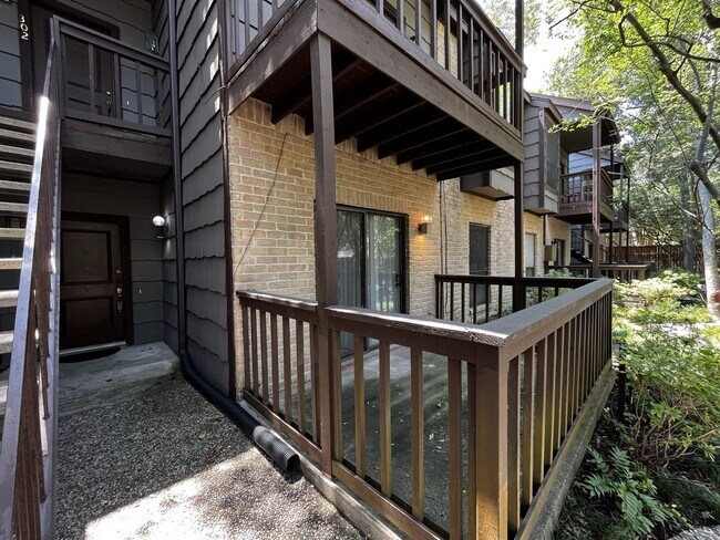 Building Photo - Adorable 1 bedroom, 1 bath Town-Home!!