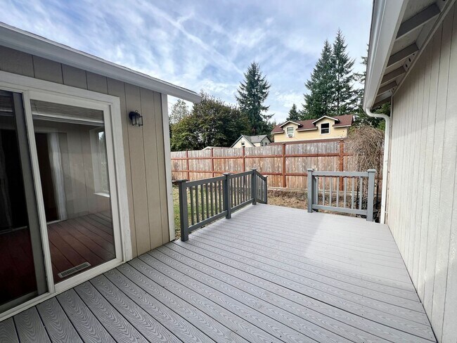 Building Photo - Move-In Special! Remodeled Rambler with La...