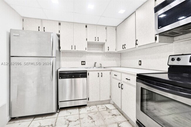 Building Photo - 20335 W Country Club Dr