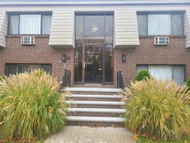 Building Photo - 1 Hallmark Gdns