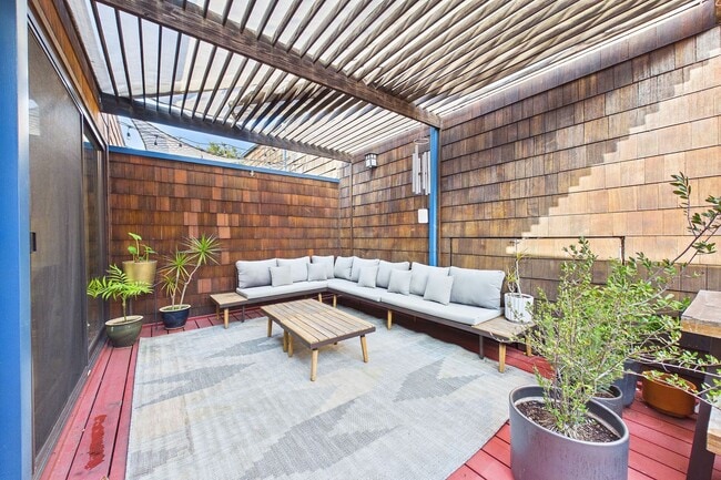 Building Photo - Rarely available Redwood Heights townhome with sweeping views of Oakland and San Francisco.