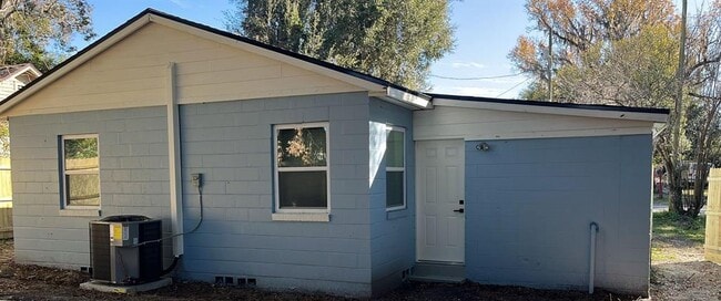 Building Photo - 217 W Chelsea St