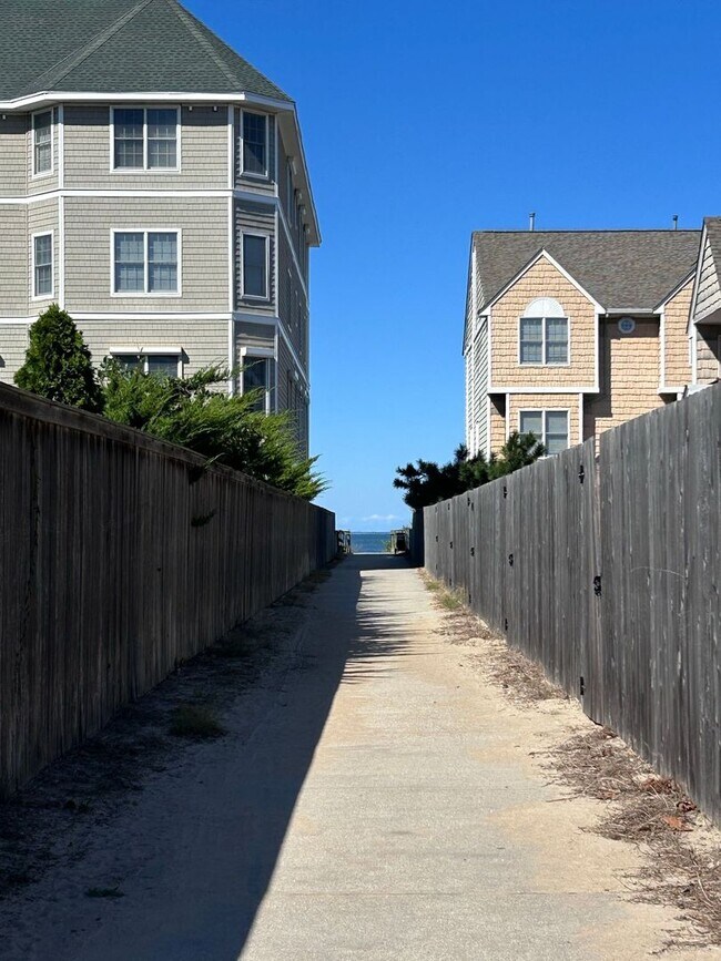 Building Photo - Gated community on the bay side of Shore Dr! "ASK ABOUT OUR ZERO DEPOSIT"