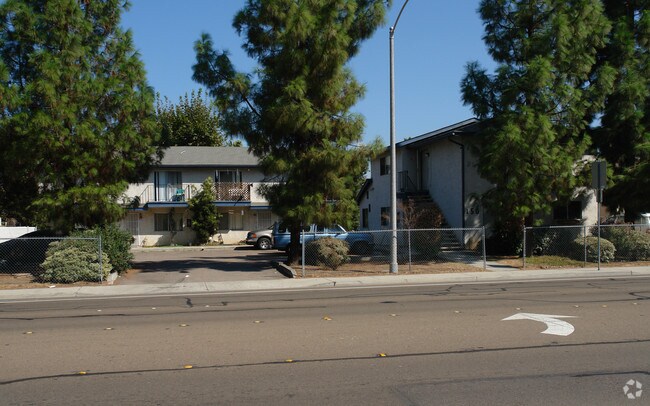 Primary Photo - 150 W Chase Ave