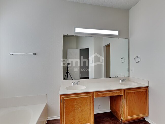 Building Photo - 6711 Flamewood Dr