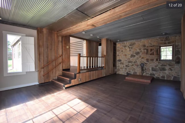 Building Photo - 4 bed/3.5 bath, half acre lot, 100 yards f...