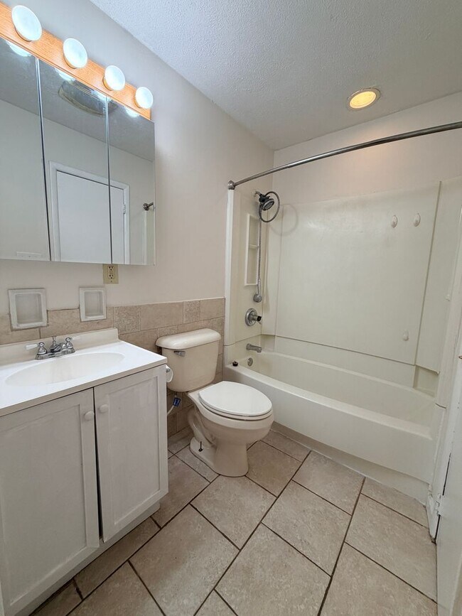Building Photo - 845 Middle Dr