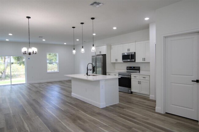 Building Photo - 9118 N Cortlandt Dr