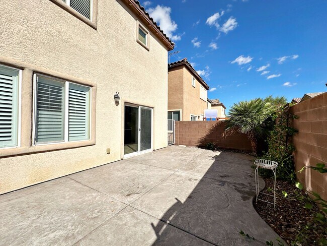 Building Photo - 3 Primary Bedrooms + Loft in Mountain's Ed...