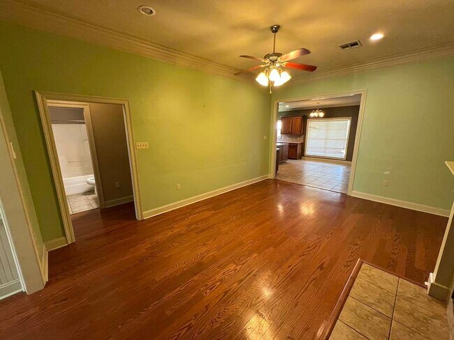Building Photo - Beautiful 3 Bedroom Home in Established Zachary Neighborhood!