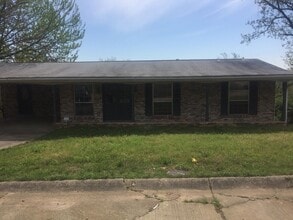 Building Photo - LARGE Spacious 5 bedroom 3 bathroom House