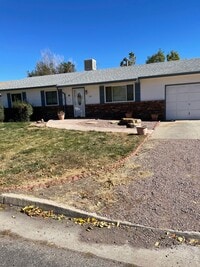 Building Photo - 3 bedroom 1.5 bath with a Large Detached G...