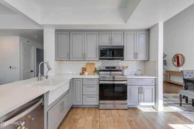 Building Photo - 2119 E New Bedford Dr